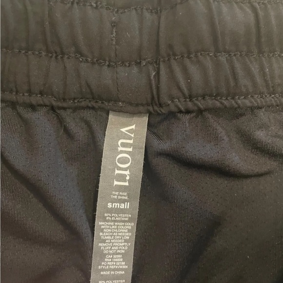 Vuori Clementine Shorts 2.0 Size S in black+gray camo 🖤 - Picture 3 of 3